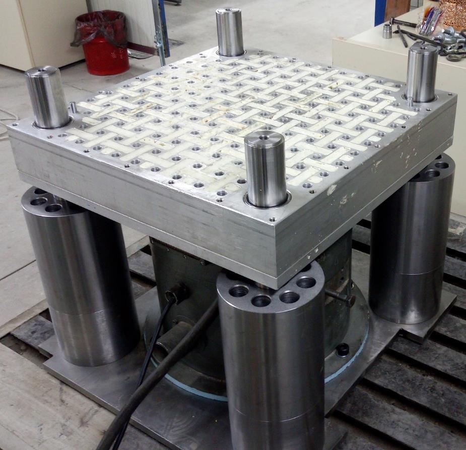 Auxiliary aluminium plate assembled on the DERRITRON vibration source