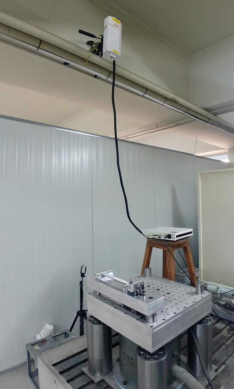 Overall experimental vibration setup for ELVAL composite aluminium plate material