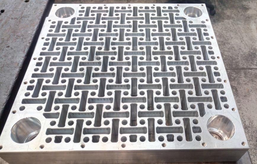 Manufactured auxiliary aluminium plate with polyurethane-filled lightened regions