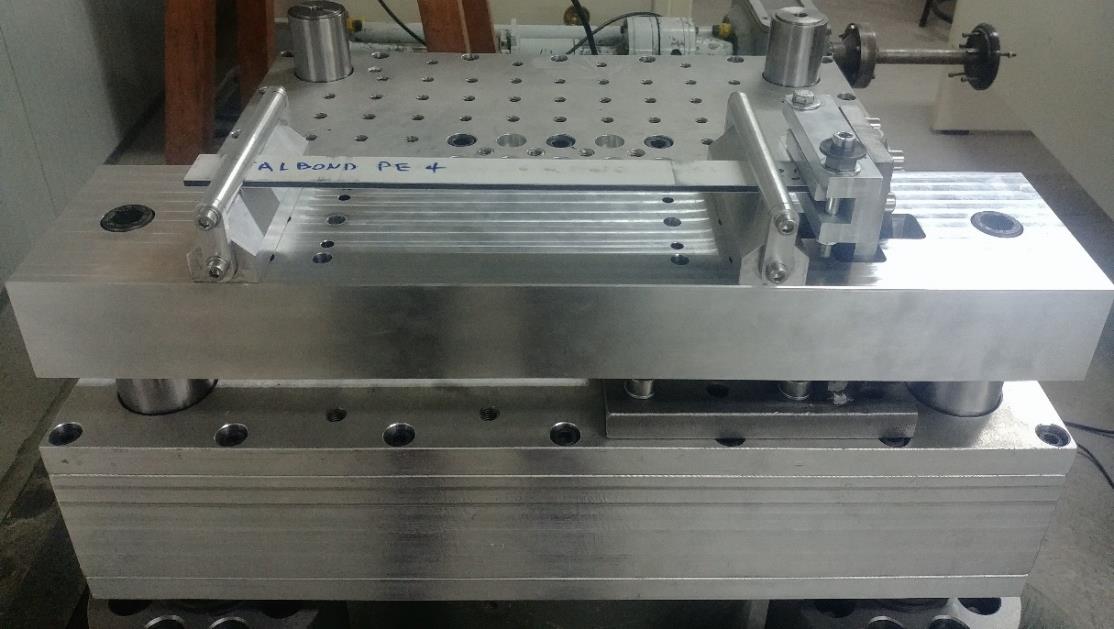Sample mounting fixture installed on the vibration test system