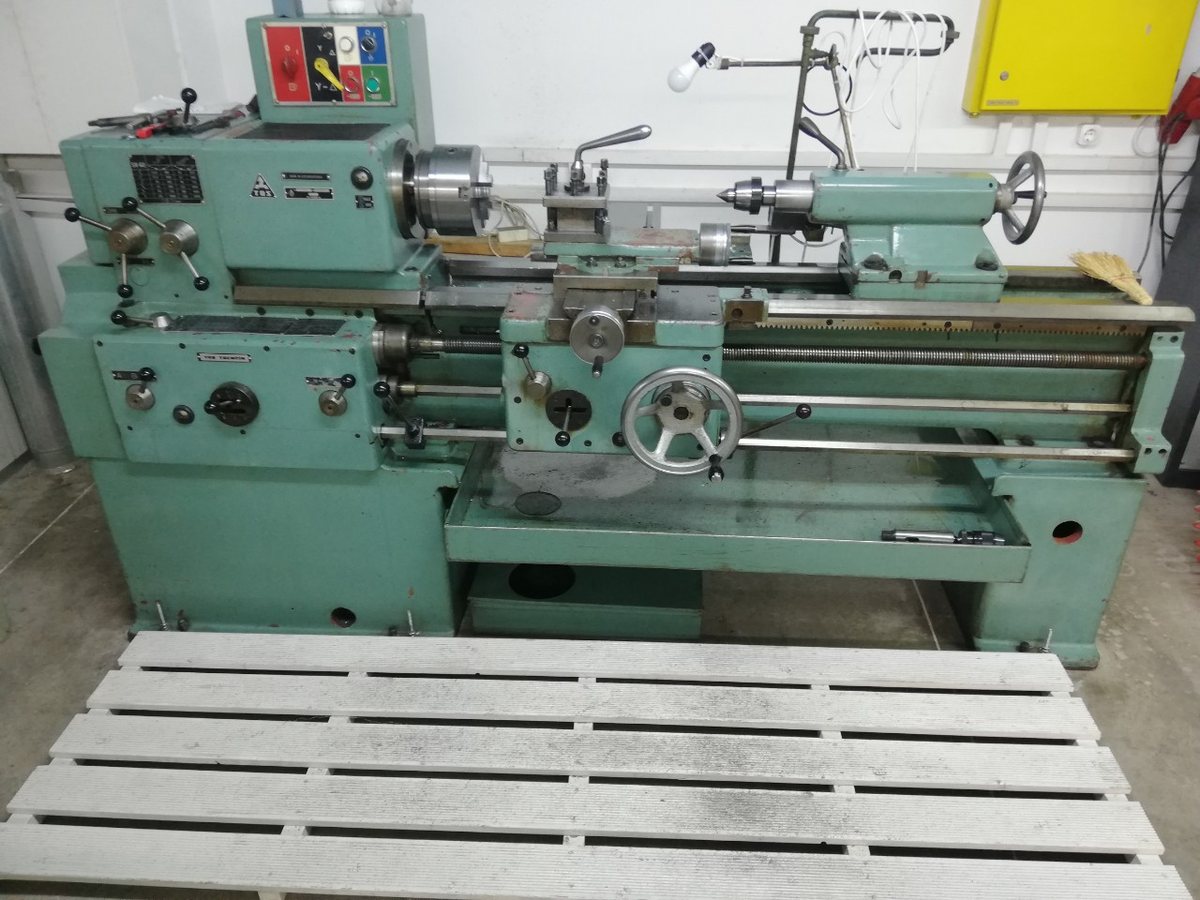 Workshop lathe and machine table