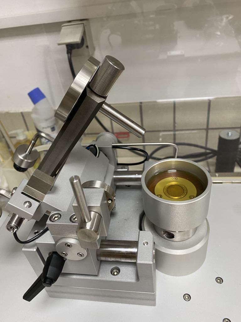 WETSURF wet-tribology testing rig with textured disc specimen and lubricant reservoir